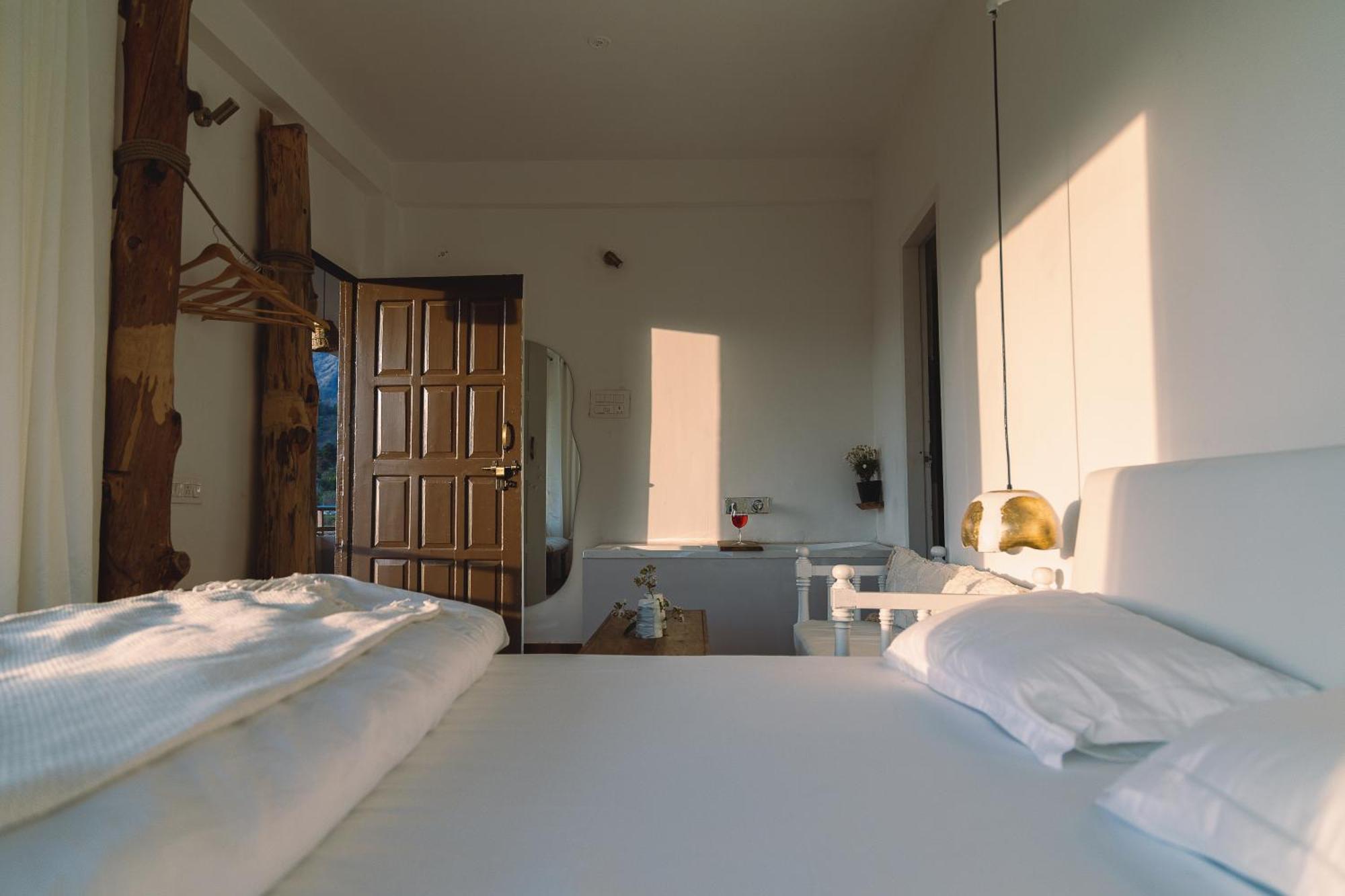 Exstasy Stays - Bathtub Rooms & Cafe - Your Romantic & Cozy Getaway - Thhpsociety - Mukteshwar Bagian luar foto