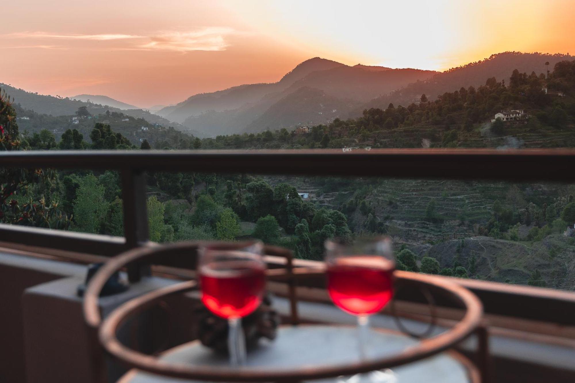 Exstasy Stays - Bathtub Rooms & Cafe - Your Romantic & Cozy Getaway - Thhpsociety - Mukteshwar Bagian luar foto
