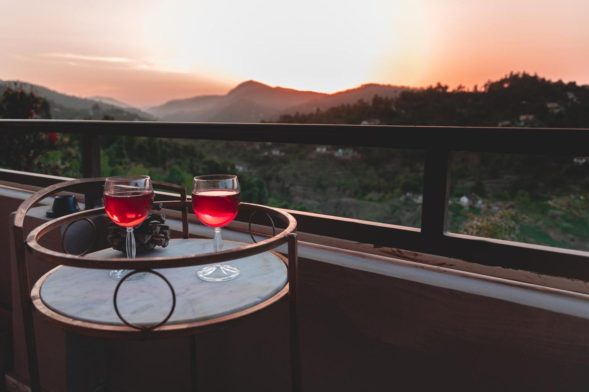 Exstasy Stays - Bathtub Rooms & Cafe - Your Romantic & Cozy Getaway - Thhpsociety - Mukteshwar Bagian luar foto